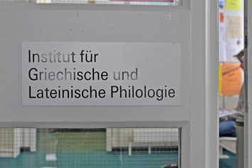 In hell erleuchteten Räumen der Rost-und Silberlaube finden Studierende das Institut für Griechische und Lateinische Philologie.
Quelle: Bernd Wannenmacher