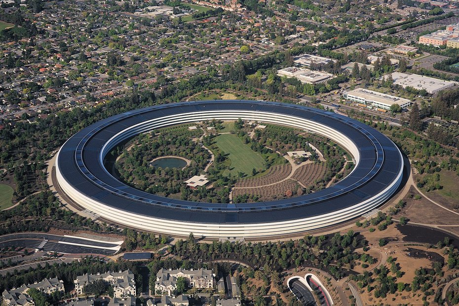 Aerial view of Apple Park, the corporate headquarters of Apple Inc., located in Cupertino, California. Photo taken from a Cessna 172M.