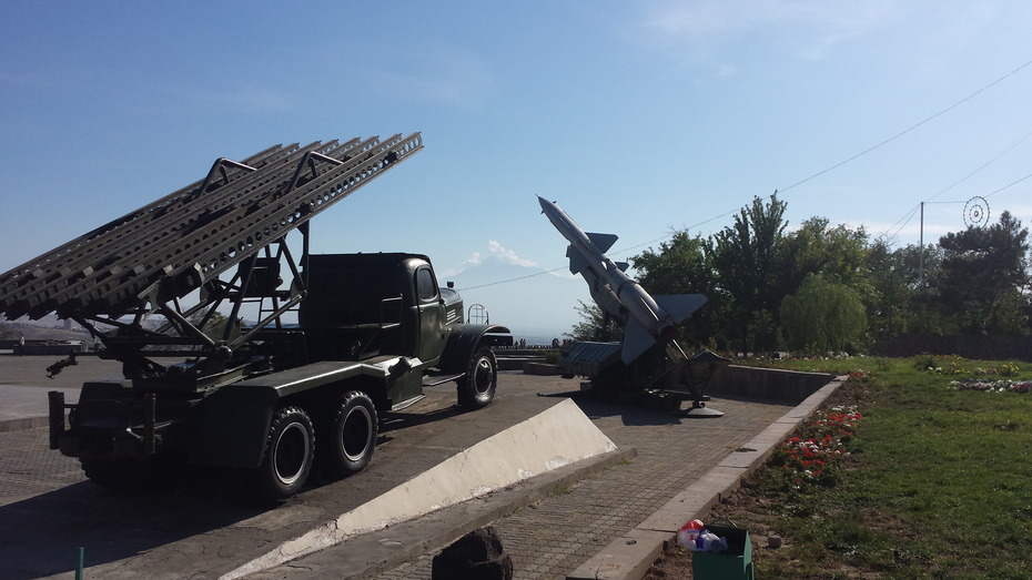 In Richtung Türkei gerichtete Waffen unter dem Denkmal der Mutter Armeniens
Quelle: Dominik Sonnleitner