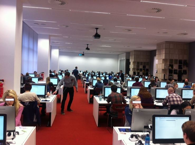 Computergestützte Prüfung im E-Examination Center (EEC) der Freien Universität Berlin
Quelle: Center für Digitale Systeme (CeDiS)