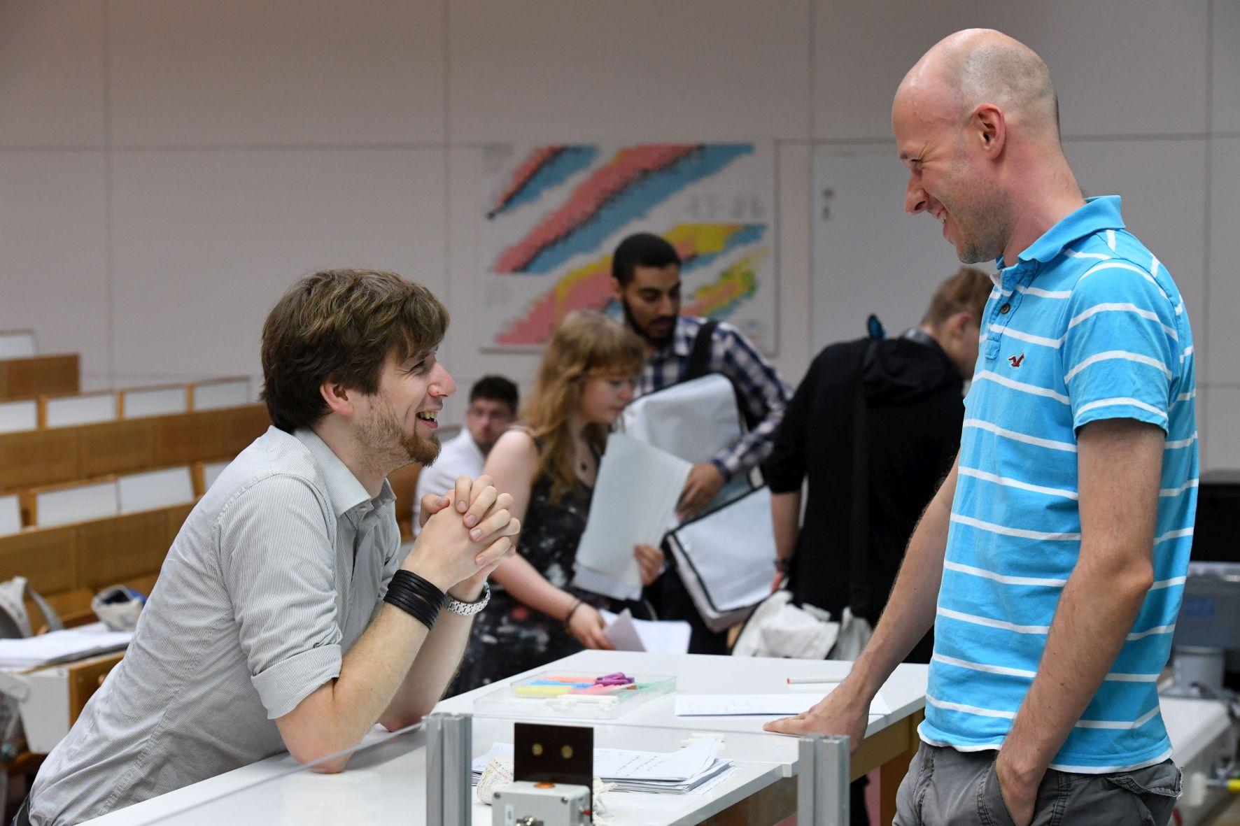 Student und Junior Professor im Gespräch
Quelle: David Ausserhofer