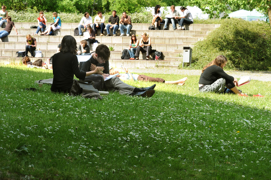 Studierende auf dem Campus der Freien Universität
Quelle: David Ausserhofer