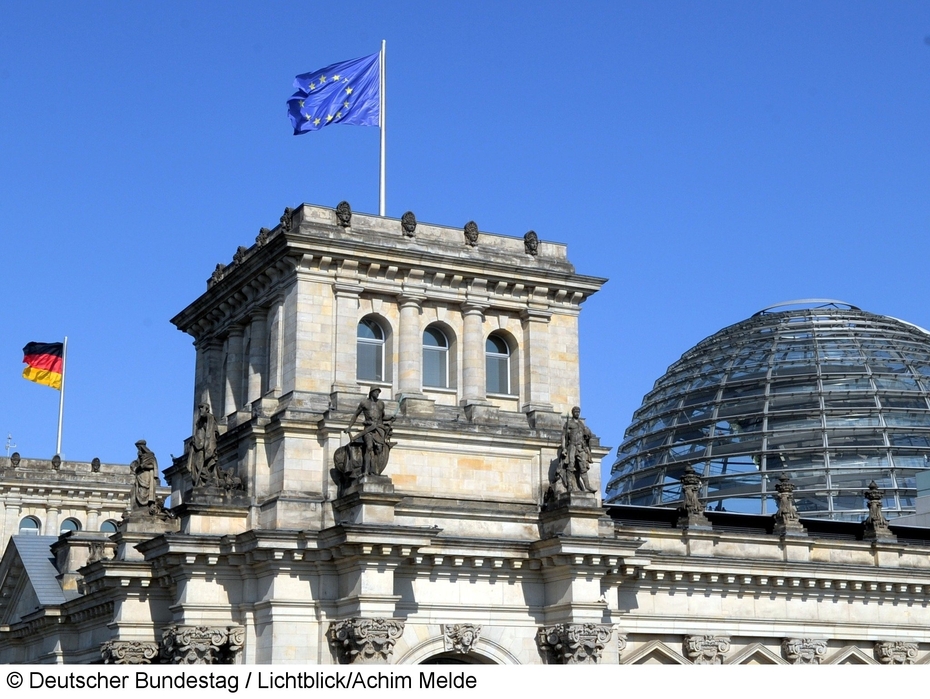 Europafahne auf dem Reichstagsgebäude
Quelle: Deutscher Bundestag / Lichtblick/Achim Melde