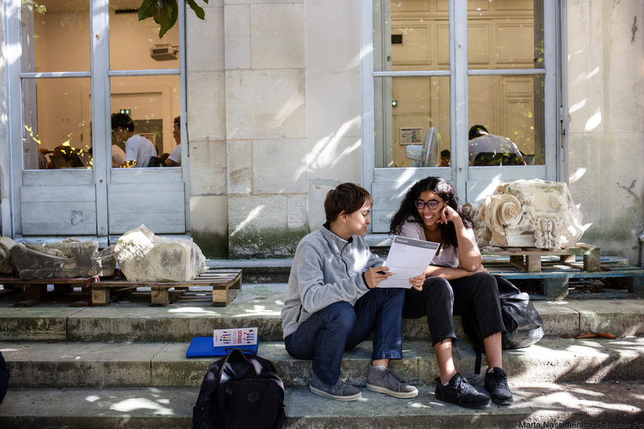 Studierende im Garten der Sciences Po