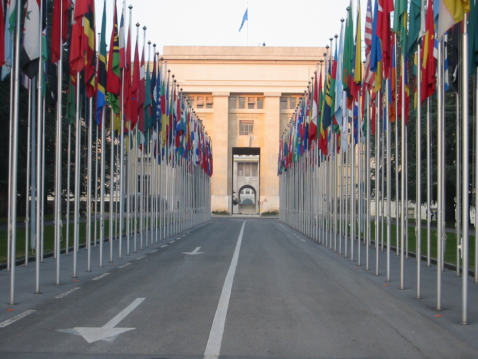 Flaggen vor dem UN-Gebäude in Genf