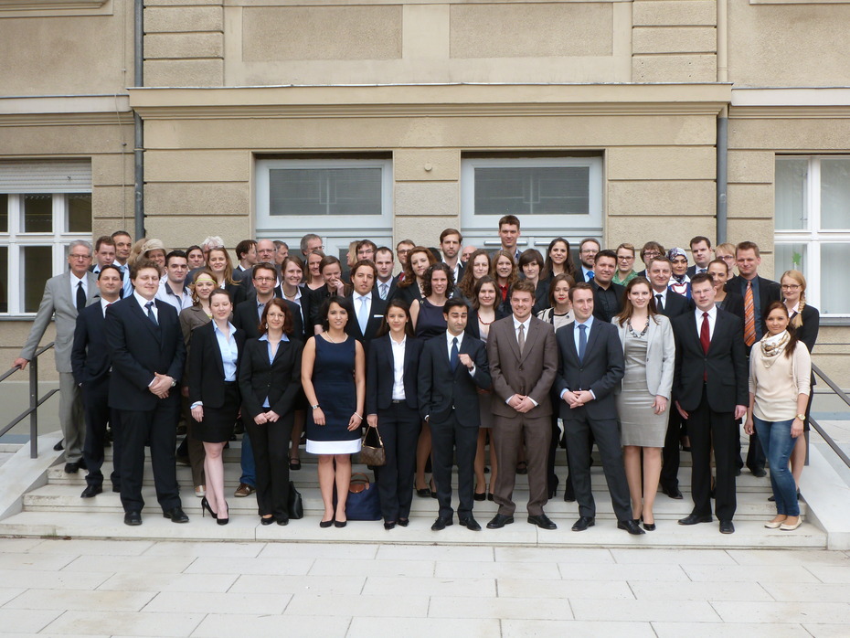 Gruppenfoto der AbsolventInnen mit ProfessorInnen des Fachbereichs (April 2013)
Quelle: Mario Schönwälder