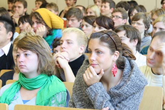 Angehende Jurastudierende im Hörsaal während der Immatrikulationsfeier
Quelle: Jan Hambura