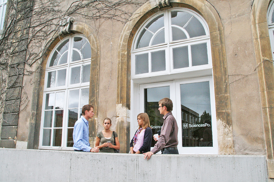 Studierende vor dem Ausgang zum Garten, Sciences Po, Campus de Nancy
Quelle: Sciences Po