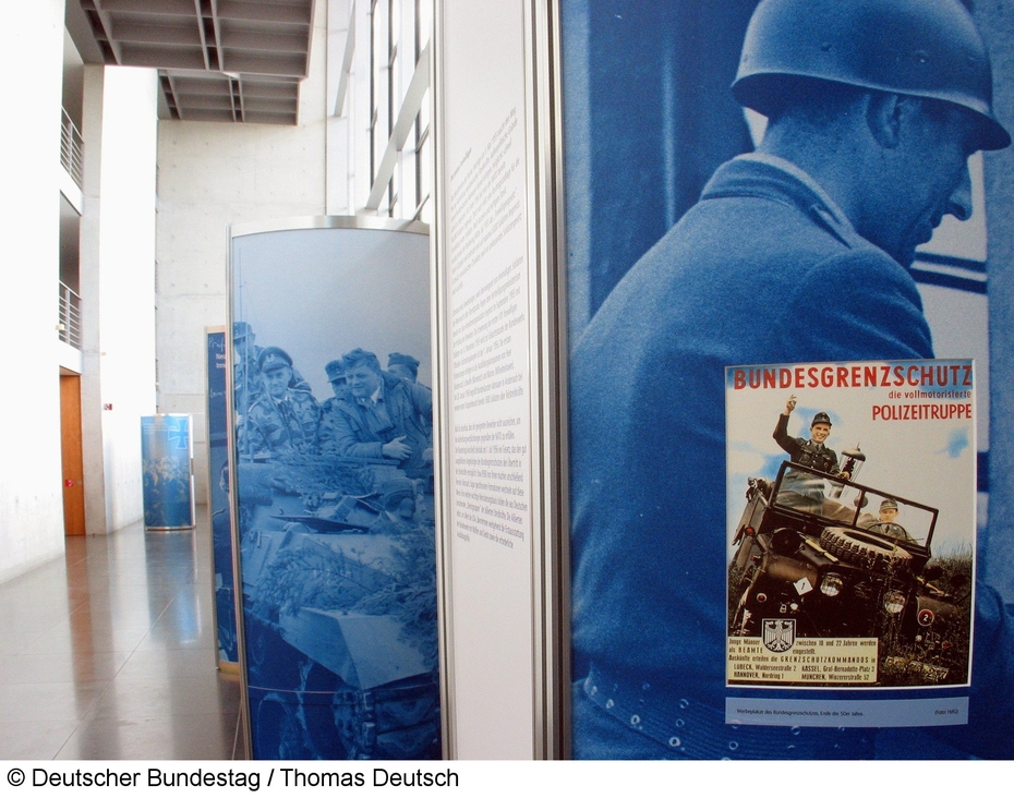 Ausstellung im Rahmen der Veranstaltungen zum 50jährigen Bestehen der Bundeswehr "Entschieden für Frieden - 50 Jahre Bundeswehr" (2005)
Quelle: Deutscher Bundestag / Thomas Deutsch