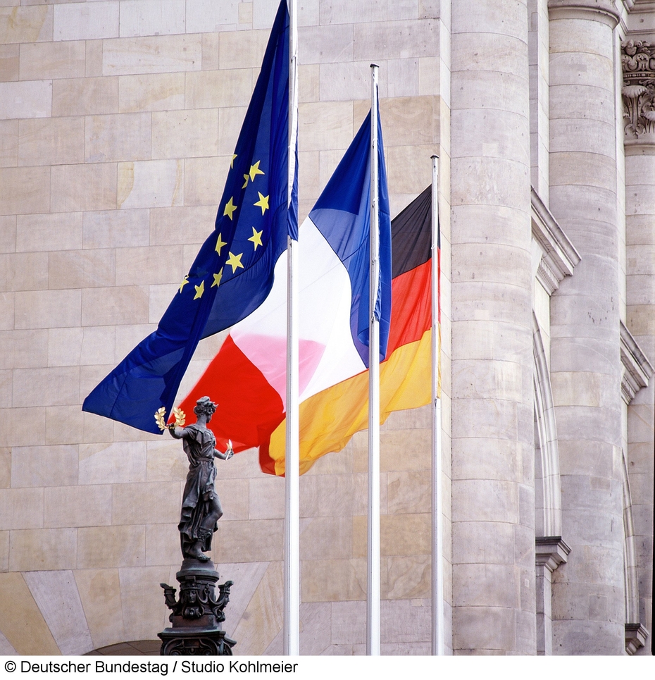 Fahnen vor dem Reichstagsportal