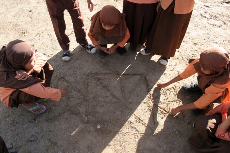 Pausenspiele auf dem Schulhof einer Grundschule in Westsumatra
Quelle: Susanne Jung
