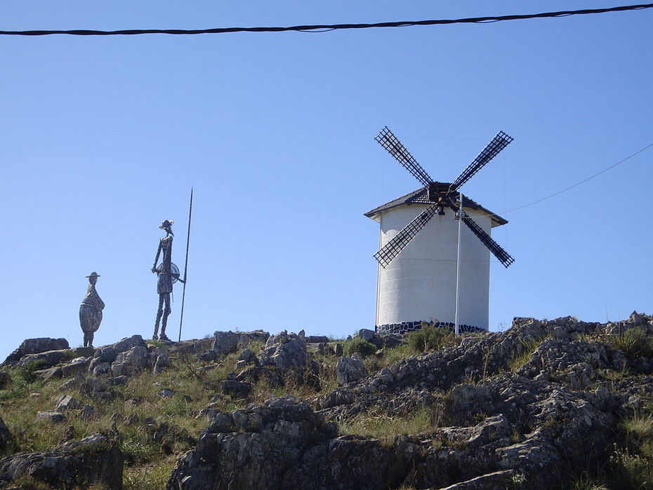 Denkmal des Don Quijote de la Mancha und Sancho Panza vor einer Windmühle in Tandil, Argentinien